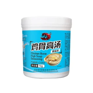 Un cubo de concentrado de caldo de hueso de pollo al por mayor de Ruikelai Global para la restauración. Un chef preparando sopa con una base de caldo de pollo de primera calidad.